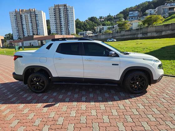 FIAT TORO 2.0 16V TURBO DIESEL ULTRA 4WD AT9 FIAT TORO 2.0 16V TURBO DIESEL ULTRA 4WD AT9